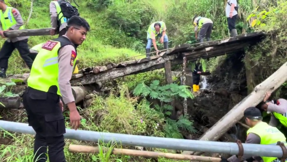 Jembatan Akses Pelajar Rusak Parah, Polres Pekalongan Turunkan Anggota Kerja Bakti di Kandangserang