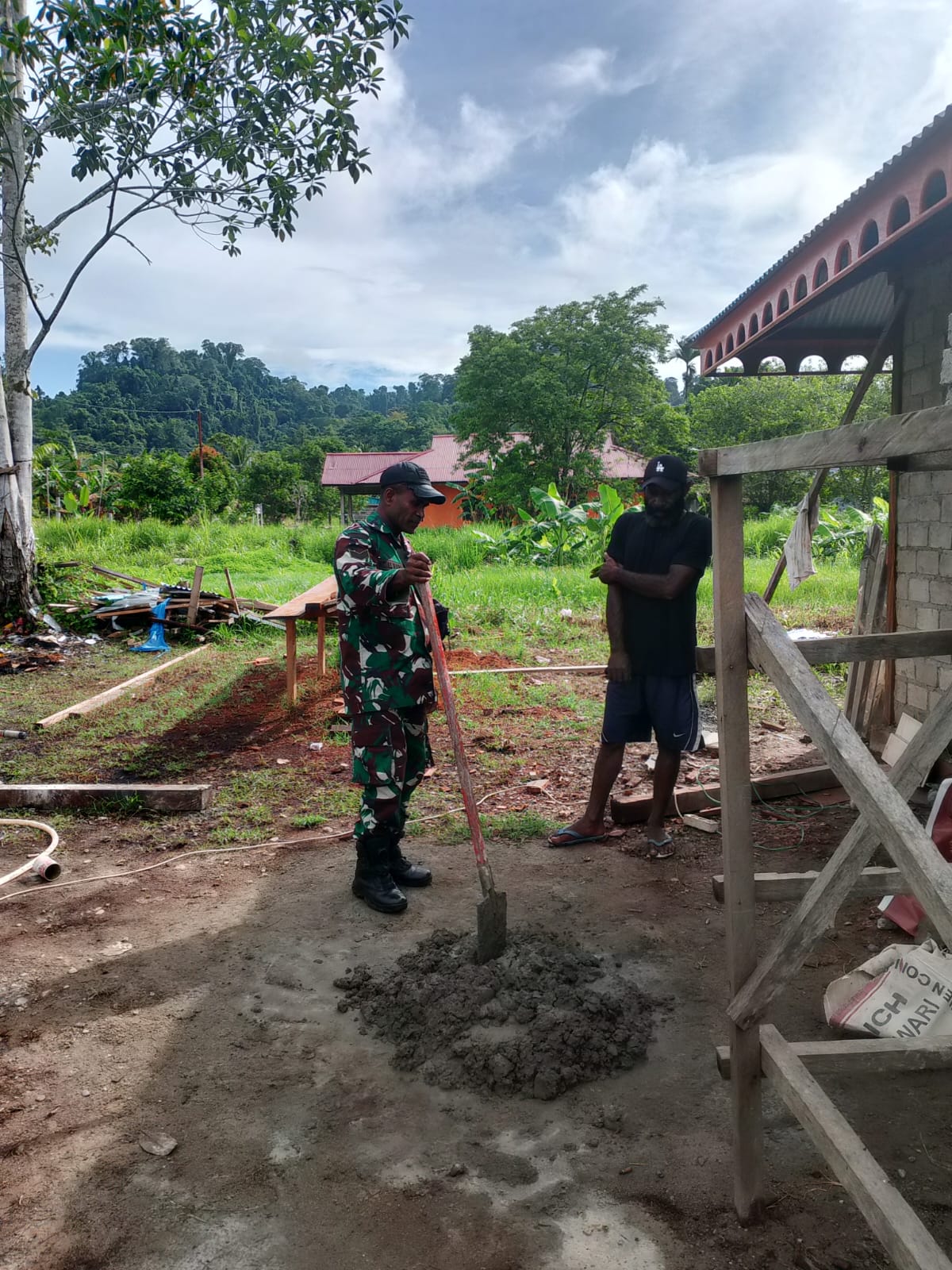 Jalin Silaturahmi, Babinsa Hadir di Tengah Warga Kampung Tolak