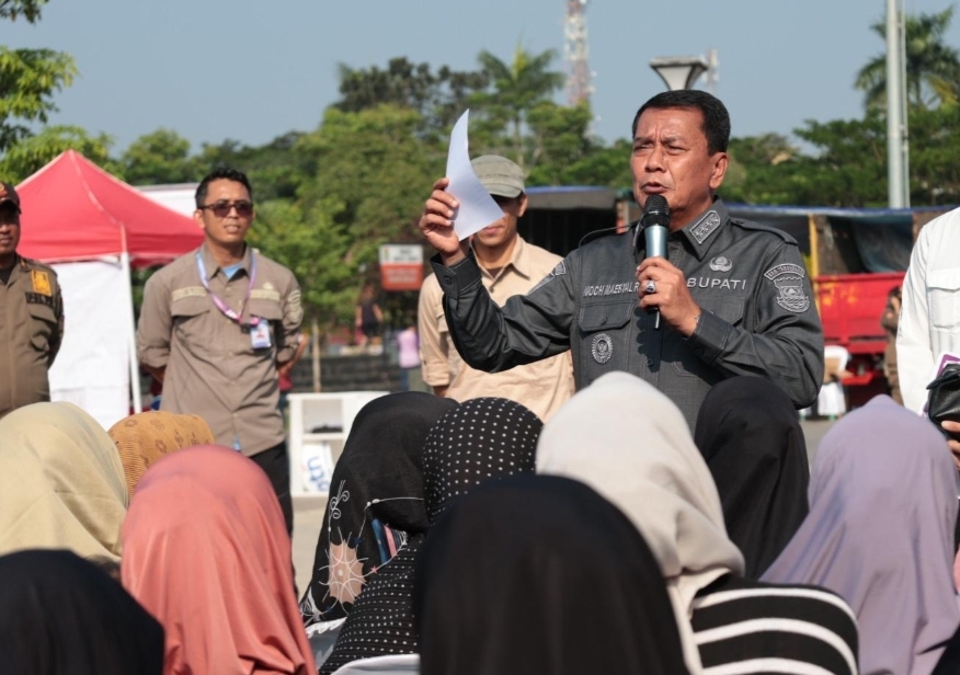 Bupati Tangerang Bagikan 2.000 Paket Sembako Murah, Warga Antusias Serbu Gerakan Pangan Murah di Alun-Alun Tigaraksa