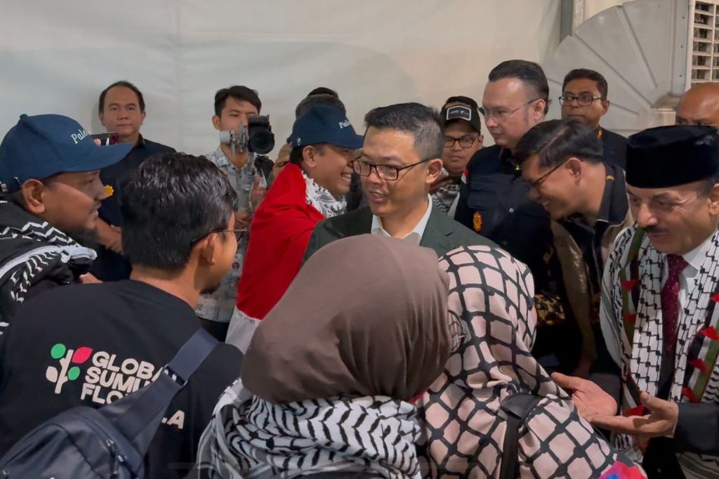 Menlu Sugiono Jemput Langsung WNI yang Bebas dari Tahanan Israel di Bandara Soetta