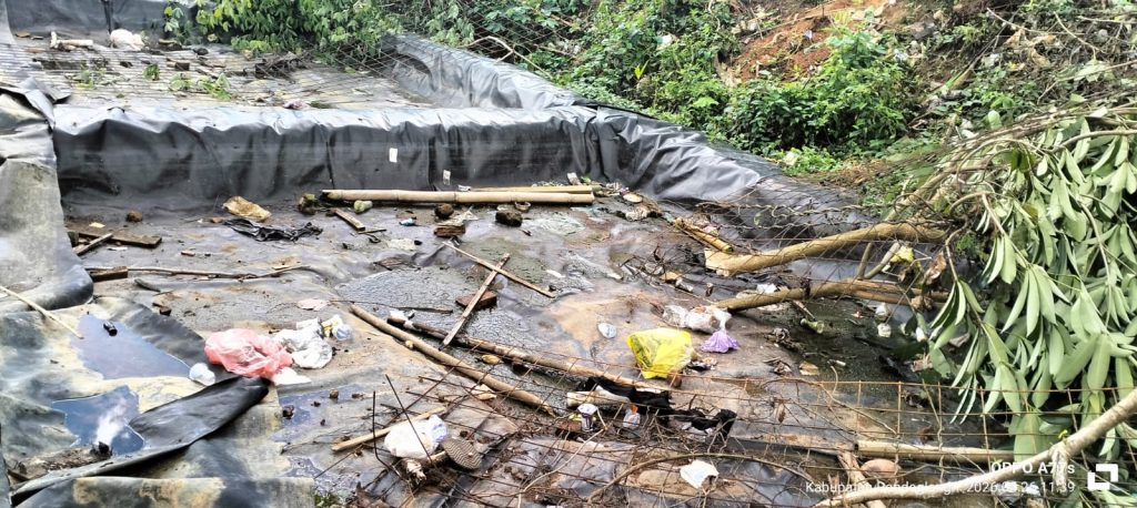 Warga sekitar komplek Ponpes Miftahul Sa’adah Kp. Soreng RT RW 03/06 Sukajadi Cibaliung Barat Keluhkan Bau Busuk Menyengat 