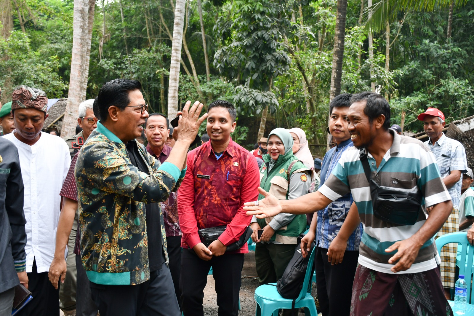 Bupati Lotim Serahkan Bantuan untuk Petani Reban Beleong, Produktivitas Pertanian Jadi Prioritas