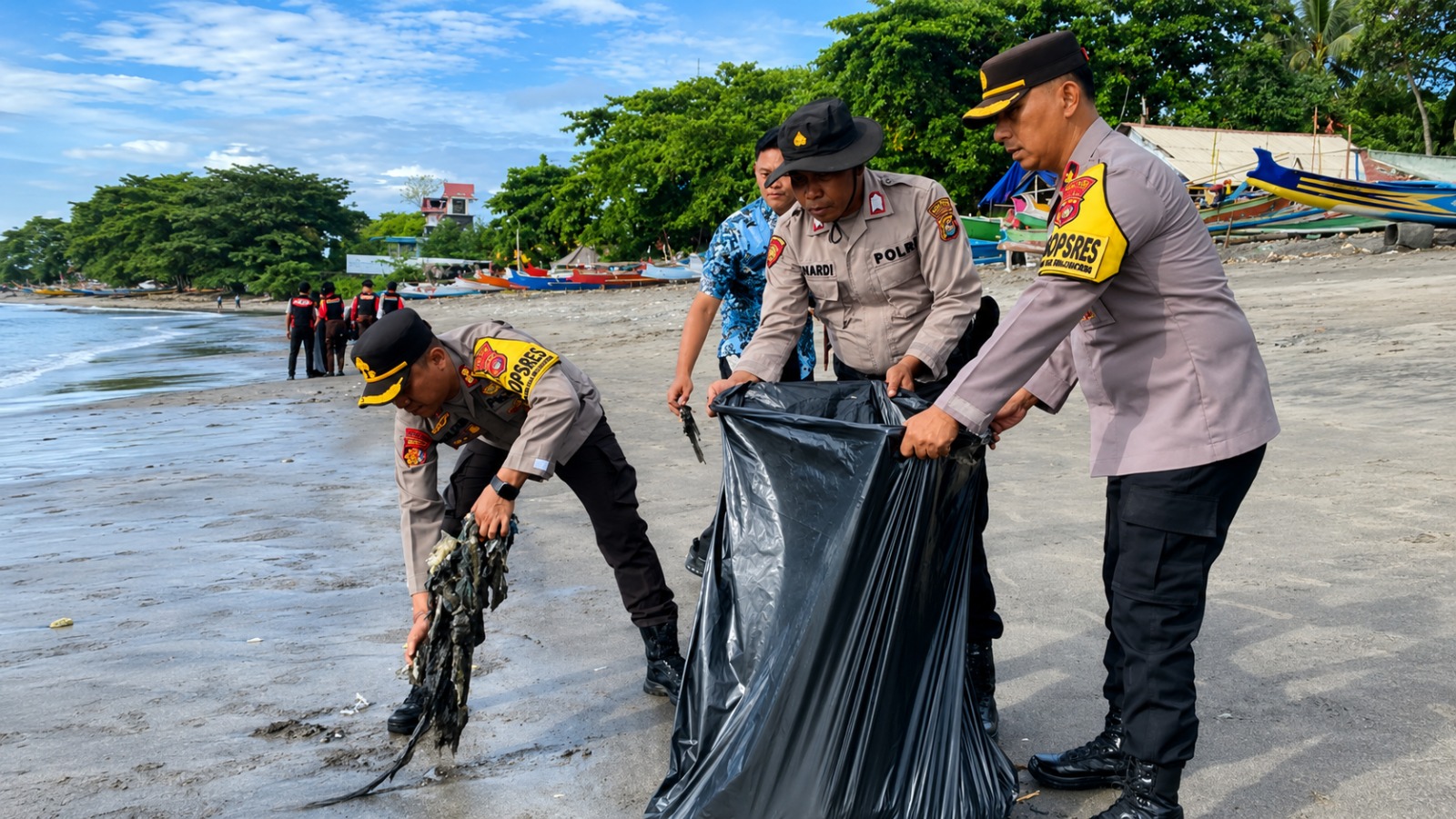 Bakti Sosial Hari Bhayangkara ke-80, Polres Lombok Timur Bersama Warga Bersihkan Pantai