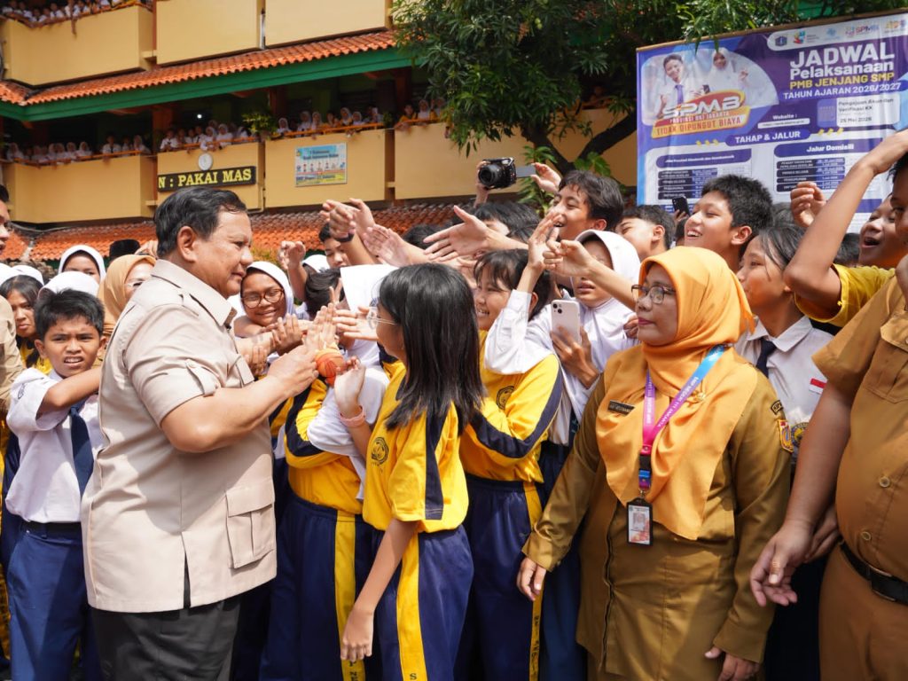 Guru SMPN 111 Jakarta Bahagia Dikunjungi Prabowo: “Luar Biasa Bangga!