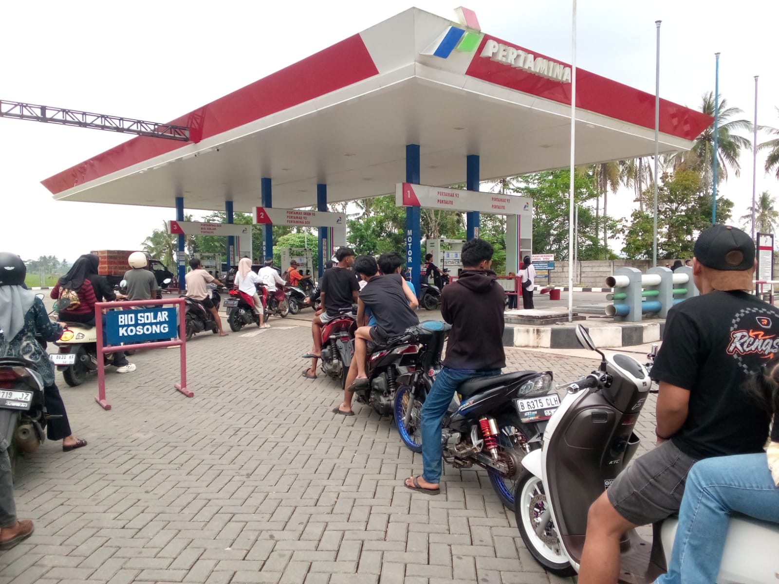 WARGA KELUHKAN ANTRIAN PANJANG SPBU: DAFTAR PANJANG EKONOMI RAKYAT MAKIN TAK TERJANGKAU