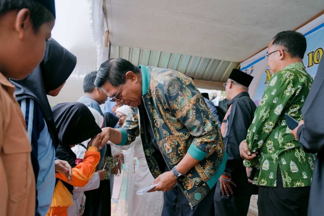 Peringati 10 Muharram, Pemkab Lombok Timur dan Warga Montong Baan Berbagi Kebahagiaan dengan 200 Anak Yatim