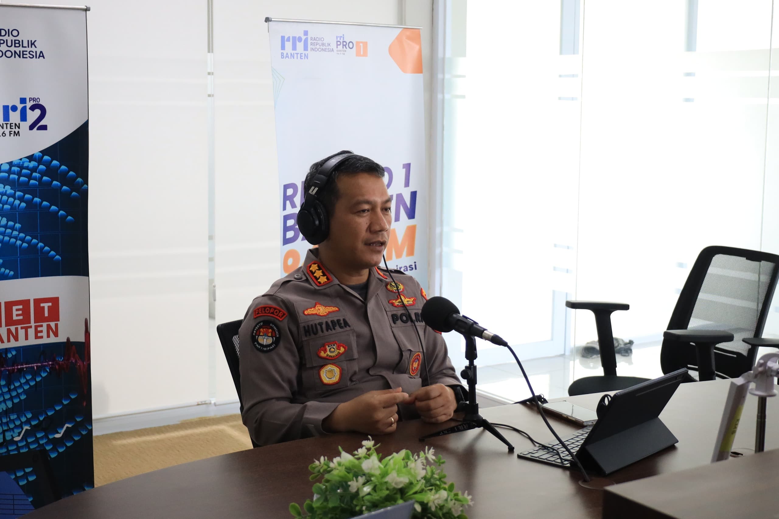 Peringati Hari Bhayangkara ke-80, Kabidhumas Polda Banten Paparkan Capaian dan Prestasi Polda Banten dalam Talkshow RRI Banten