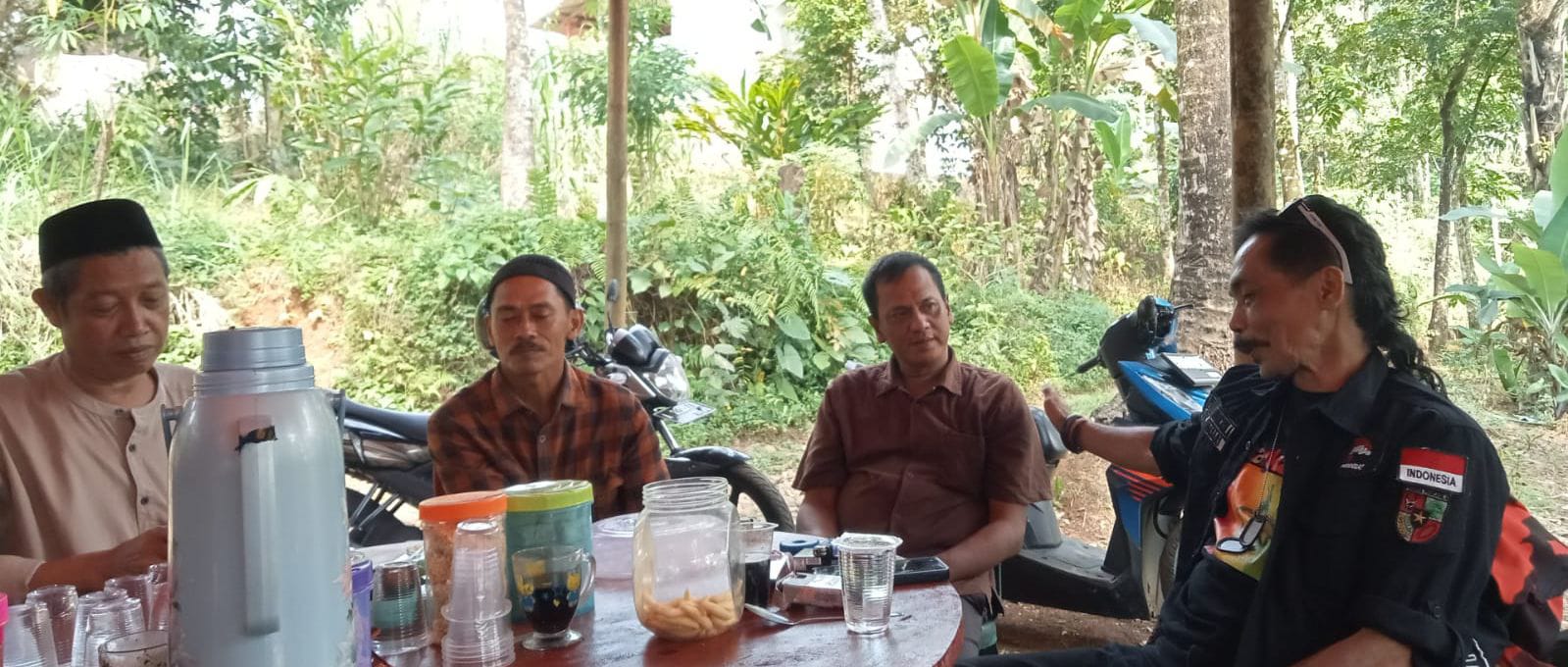 Kunjungan Ketua PAC Pemuda Pancasila Cadasari “Bung Ebong” ke Kampung Cikadongdong, Katumbiri, Kec. Cigeulis, Pandeglang – Banten