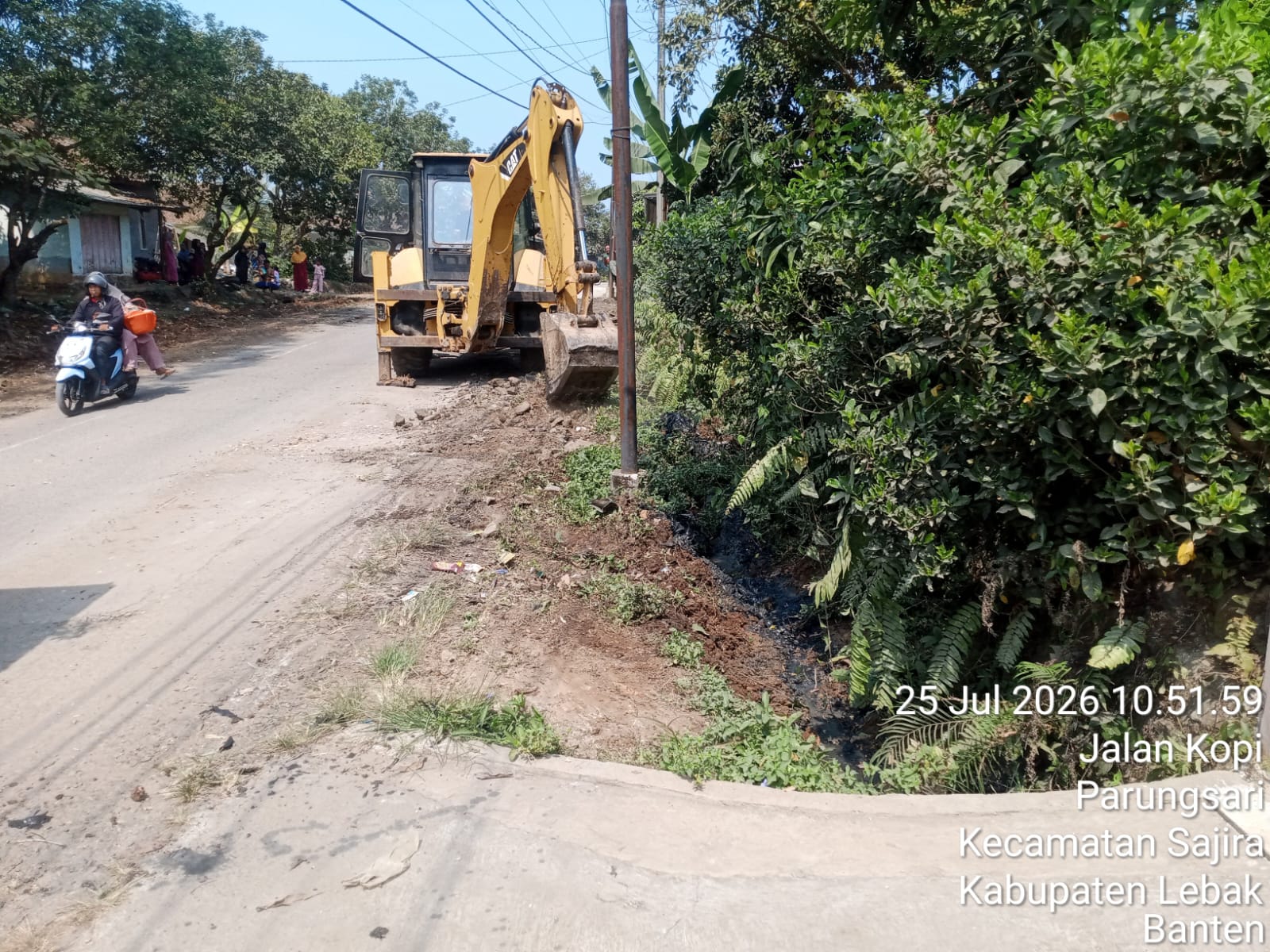 Dinas PUPR Lebak Normalisasi Bahu Jalan dan Drainase Ruas Jalan Kopi – Sangiang