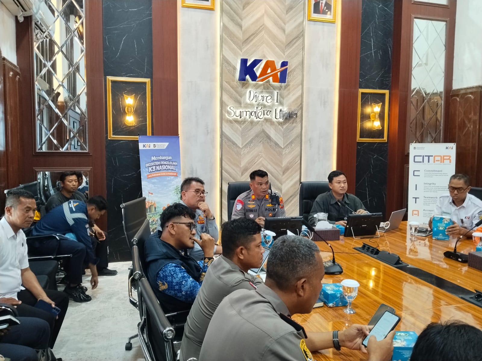 ATASI LAKA KERETA API, LINTASAN SEBIDANG KM 36 + 000 PERBAUNGAN DITUTUP PERMANEN