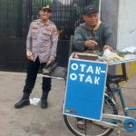 AKBP Anggara Tunjukan Cara Humanis Mengawal Aksi, Sapa Massa hingga Berbagi Otak-Otak