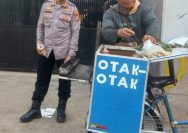 AKBP Anggara Tunjukan Cara Humanis Mengawal Aksi, Sapa Massa hingga Berbagi Otak-Otak