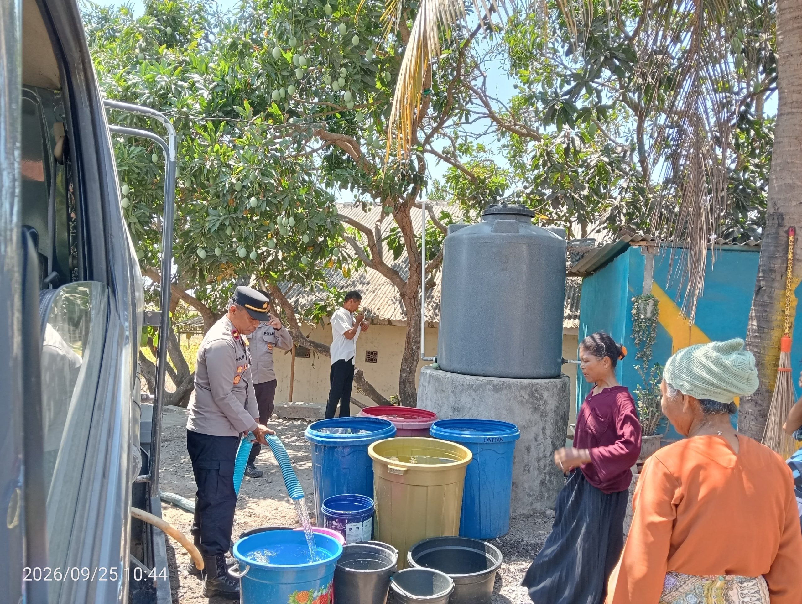 Air Bersih Menipis, Polres Lombok Timur Dropping 15 Ribu Liter ke Warga Pene